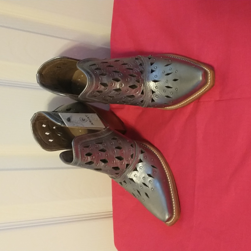 NWT Ariat Dixon Metallic Studded Boots - Never Worn